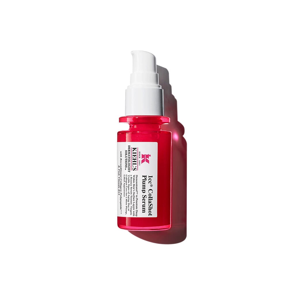 Botella roja de Kiehl's Hydro-Plumping Serum con dispensador blanco sobre fondo blanco, destacando su llamativo diseno y etiqueta.