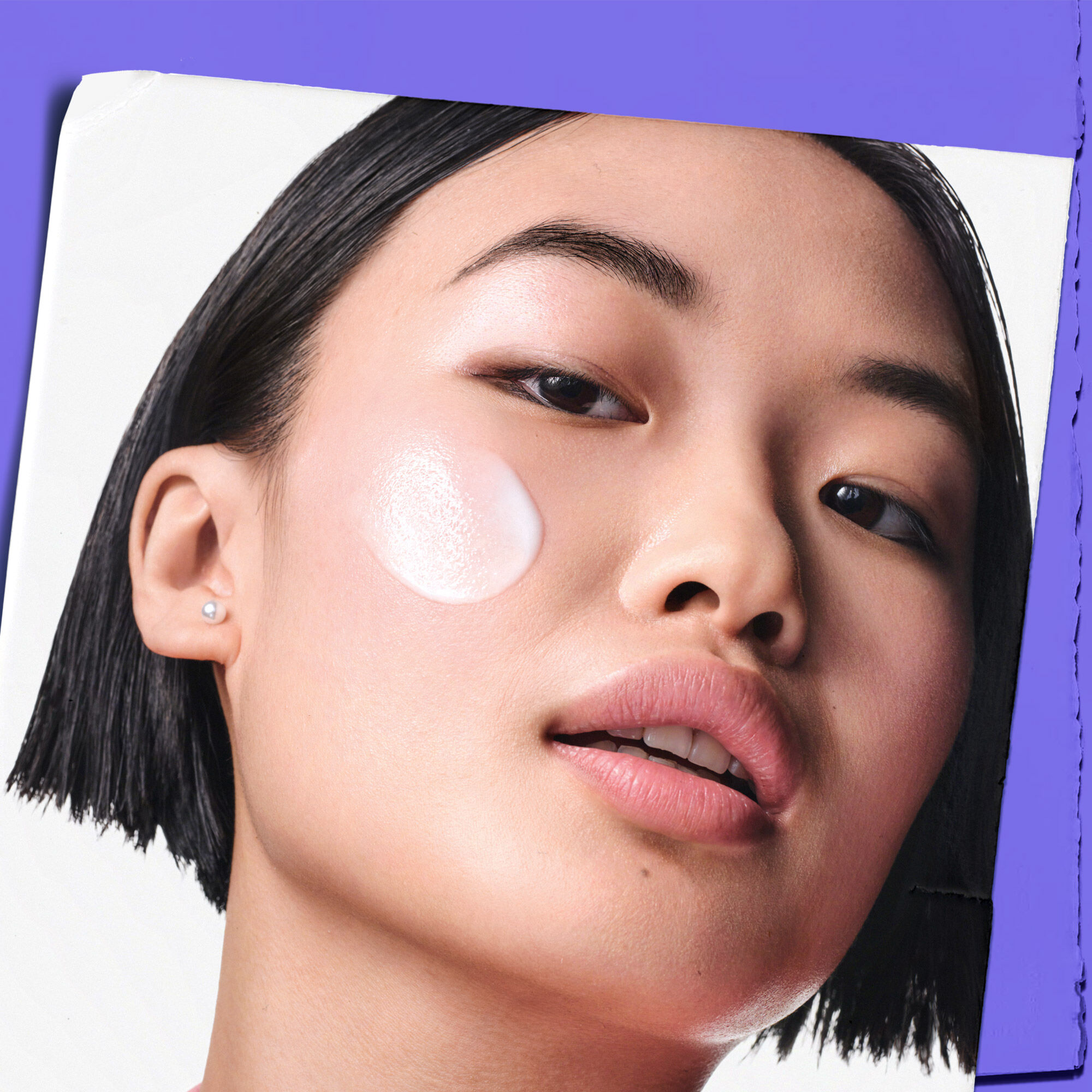 Modelo con una muestra de Clearly Corrective™ Clarity-Boosting Soothing Emulsion sobre la mejilla.