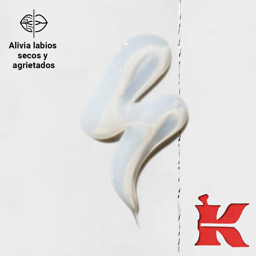 Muestra de textura del gel labial de Kiehl's que muestra su formula densa y cremosa, disenada para aliviar los labios secos, partidos y agrietados, con el iconico logotipo rojo de la "K" de la marca.