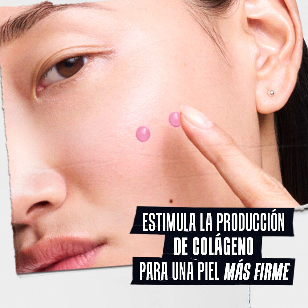 Modelo senala gotas de suero rosa en su mejilla junto a texto que destaca el beneficio de dar volumen y restaurar las mejillas.