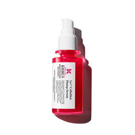 Botella roja de Kiehl's Hydro-Plumping Serum con dispensador blanco sobre fondo blanco, destacando su llamativo diseno y etiqueta.