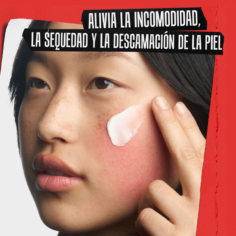 Una persona usando la crema.