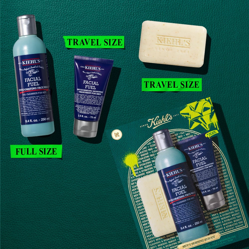 Grafico sobre fondo verde oscuro texturizado, con tres productos Kiehl’s. Un "FACIAL FUEL INVIGORATING FACE WASH" (Grande), un "FACIAL FUEL MOISTURIZER" (Viaje) y un jabon corporal (Viaje). Abajo, una caja Kiehl’s verde parcialmente visible.