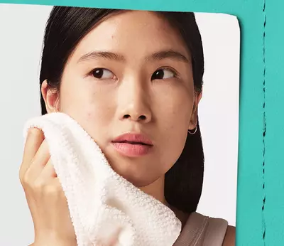 Modelo realizando una rutina de skincare