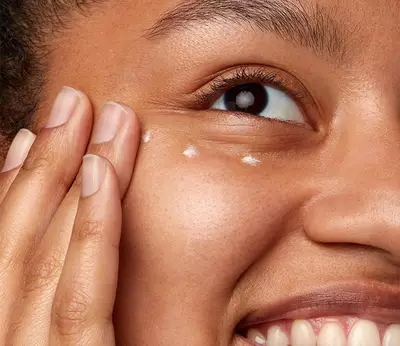 Aplicacion del contorno de ojos Creamy Eye Treatment with Avocado