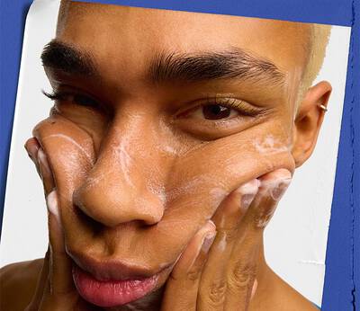 Hombre aplicandose una crema hidratante facial