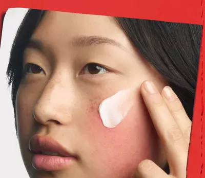 Aplicacion de crema para la cara Ultra Facial Meltdown Recovery