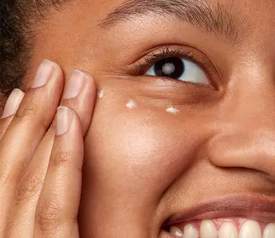 Uso del contorno de ojos Creamy Eye Treatment with Avocado
